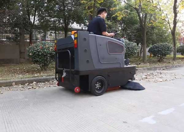 怎樣選擇小型電動(dòng)掃地車(chē)(圖1) 怎樣選擇小型電動(dòng)掃地車(chē)